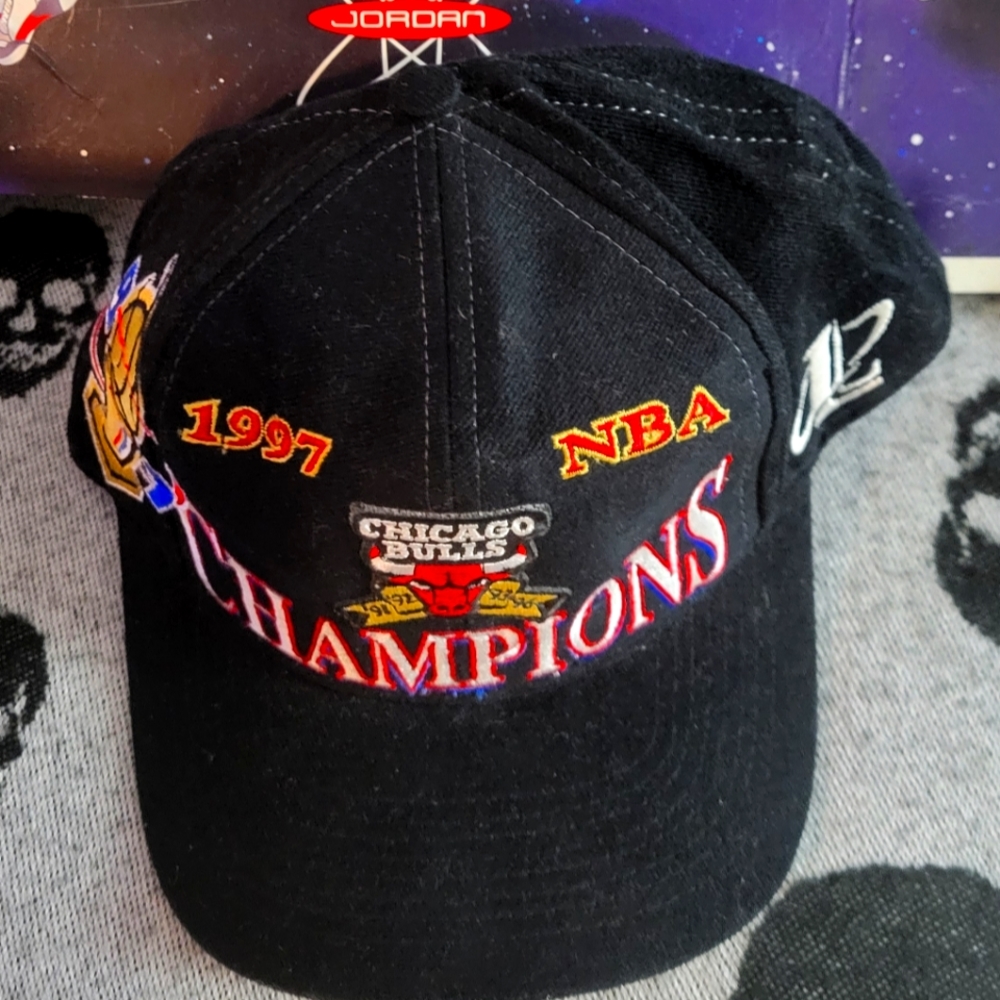 VINTAGE CHICAGO BULLS CHAMPIONSHIP TROPHY CAP 97